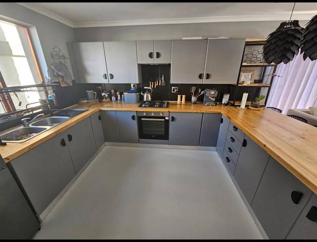 3 BEDROOM PROPERTY TO RENT IN PARADISE BEACH